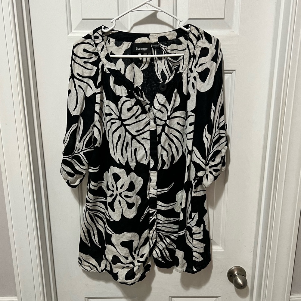 Avenue - Size 18/20 Flower button down blouse.